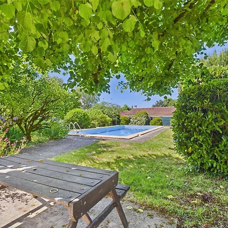 Mitoyen Pour 4 Avec Piscine Commune *