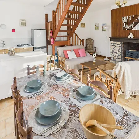 Vakantiehuis Mitoyen Pour 4 Avec Piscine Commune