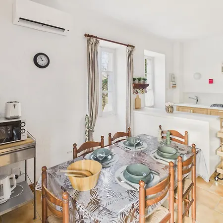 Vakantiehuis Mitoyen Pour 4 Avec Piscine Commune *